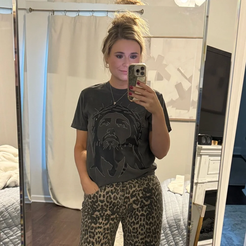 Jesus Face Comfort Colors Grey T-Shirt - Picture 4 of 4